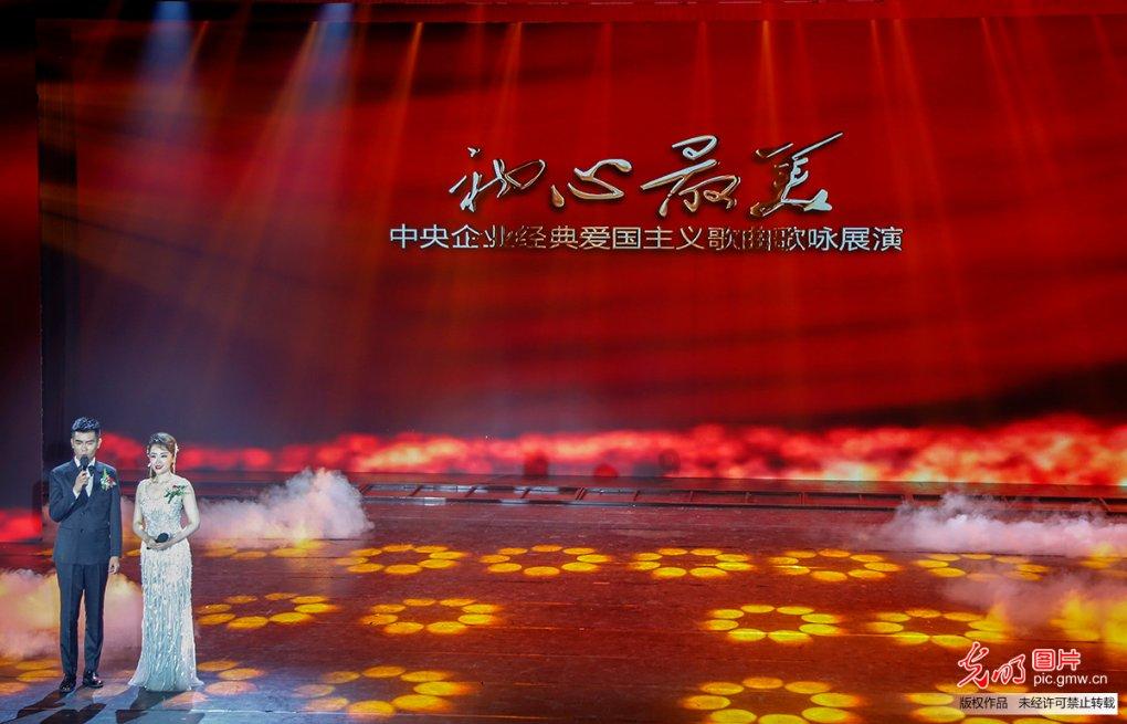 探寻吉鹿力问答社区，解锁韩东君穿复古条纹西装参加活动，简约又不失经典，你喜欢这样的他吗？之谜